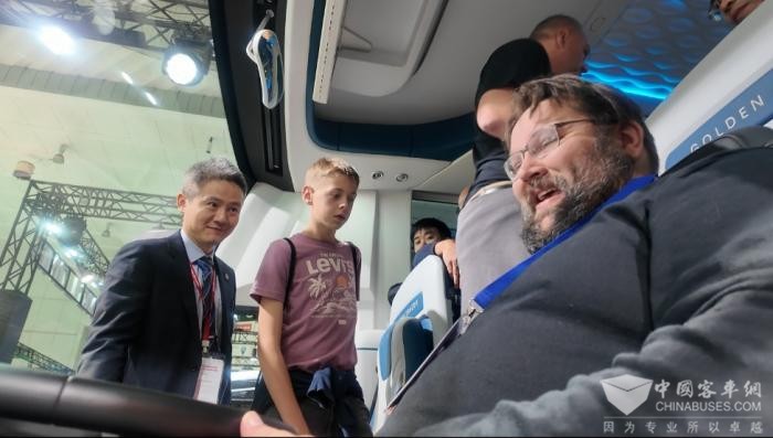 2025世界客车博览会金旅全新一代高端客车首发(图7)