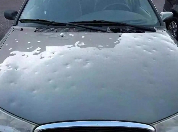 新车还没到手被冰雹砸100多个坑!新车未到手遭灾到底该谁负责?(图1)