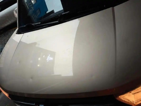 新车还没到手被冰雹砸100多个坑!新车未到手遭灾到底该谁负责?(图2)