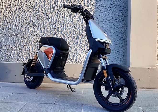 续航110公里+钣金车身!两款高性价比新国标电动车通勤代步神器(图4)