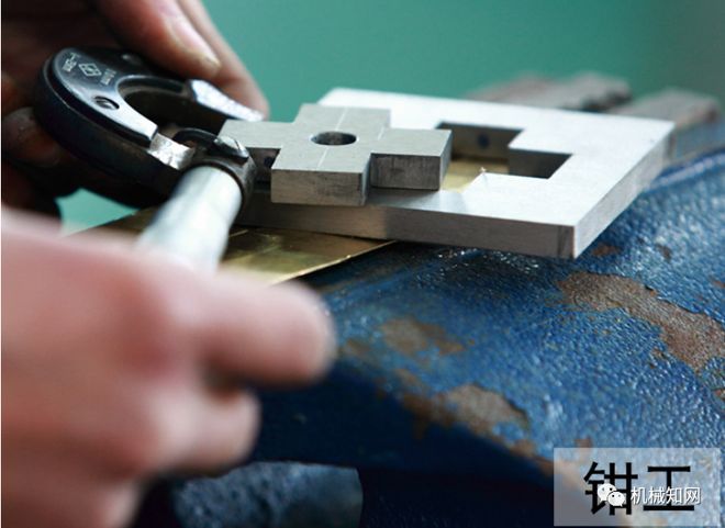 八级钳工曾是怎样一种存在？手挫航母堪比机床(图1)