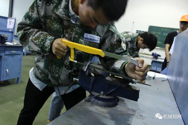 八级钳工曾是怎样一种存在？手挫航母堪比机床(图2)
