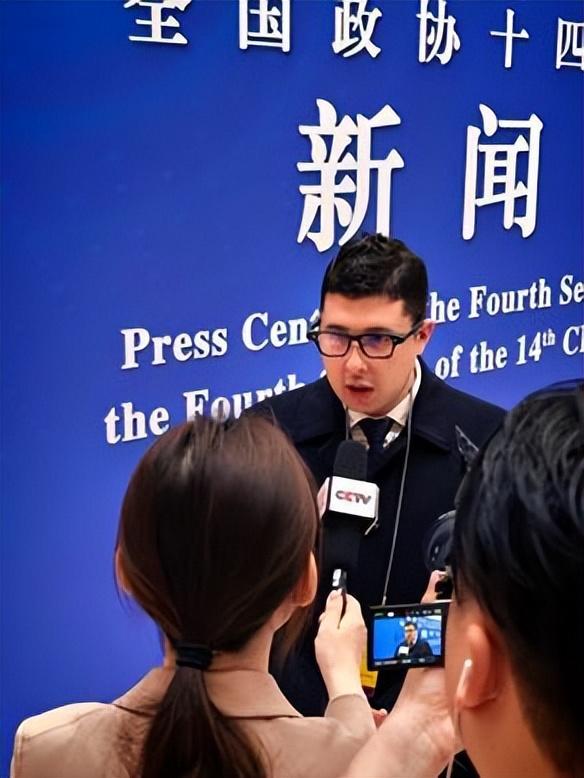 外媒记者戴千问AI眼镜参加两会：中国的科技太方便了(图1)