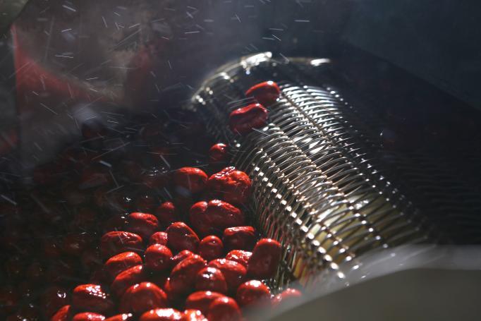 六重清洗对接AI智选：好想你如何以全链路严苛工艺定义“专家级”红枣？(图2)